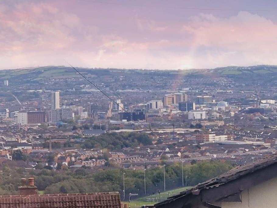 Spacious House City Skyline And Mountain Views Close Too Belfast Centre And Airports Free Parking Exterior photo